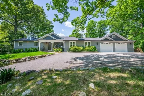 8 Sheeprock Rd, Kinnelon, NJ 07405