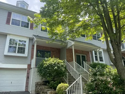 27 Spruce Ter, Mount Arlington, NJ 07856