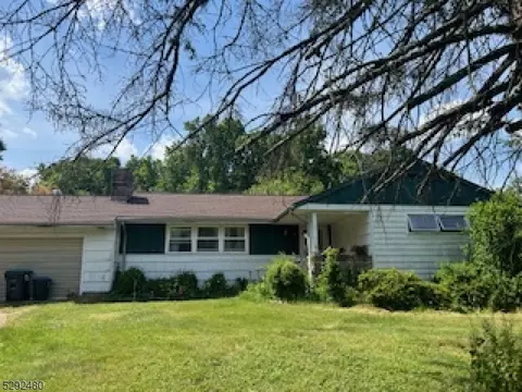 10 Magnolia Ln, Bethlehem Twp, NJ 08802