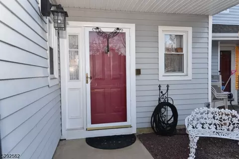 33 Upperbrook Ct, Parlin, NJ 08859 photo 2