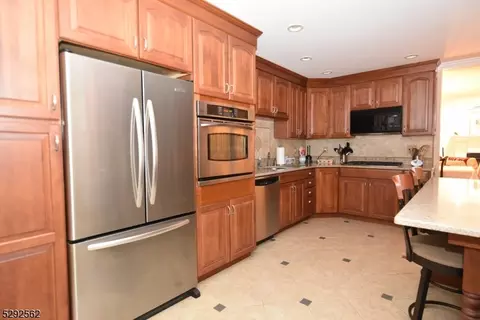 33 Upperbrook Ct, Parlin, NJ 08859 photo 7