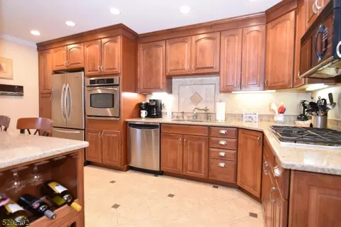33 Upperbrook Ct, Parlin, NJ 08859 photo 5