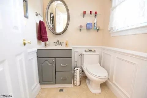 33 Upperbrook Ct, Parlin, NJ 08859 photo 4