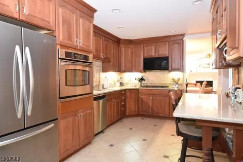 33 Upperbrook Ct, Parlin, NJ 08859 photo 8