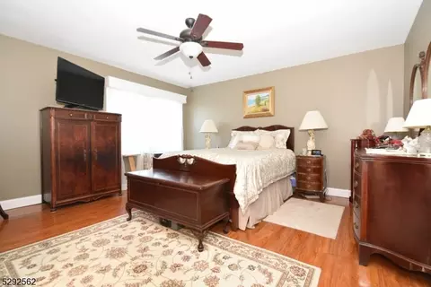 33 Upperbrook Ct, Parlin, NJ 08859 photo 18
