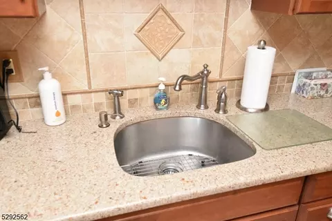 33 Upperbrook Ct, Parlin, NJ 08859 photo 10
