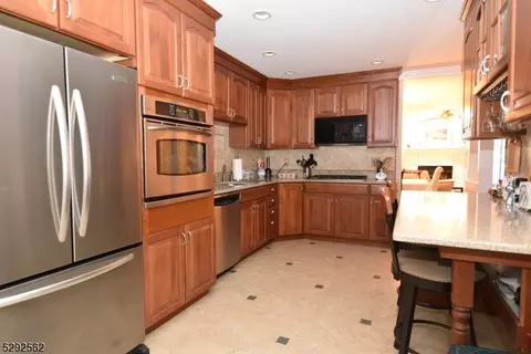 33 Upperbrook Ct, Parlin, NJ 08859 photo 9