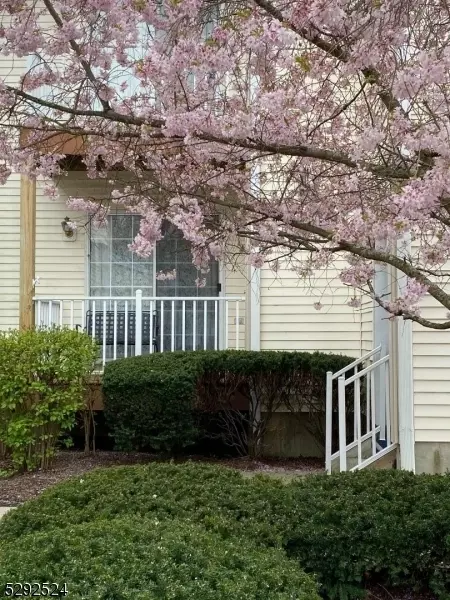 41 Potomac Dr, Basking Ridge, NJ 07920
