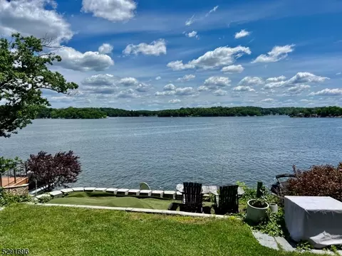 203 Maxim Dr, Hopatcong, NJ 07843