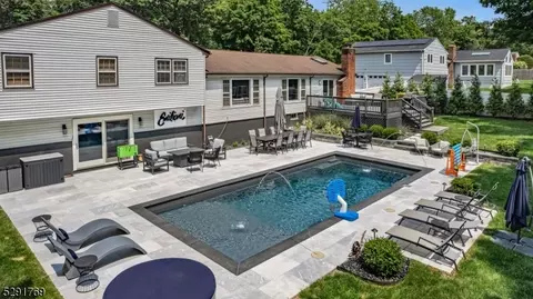 27 Scarsdale Dr, Livingston, NJ 07039