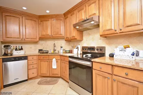 20 Commonwealth Dr, Basking Ridge, NJ 07920 photo 2