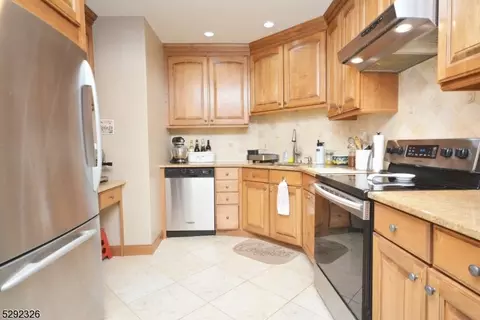 20 Commonwealth Dr, Basking Ridge, NJ 07920