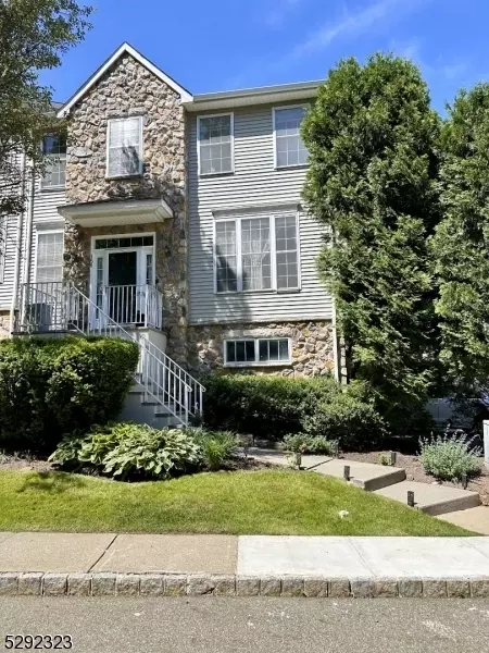 156 Arrowgate Dr, Randolph, NJ 07869