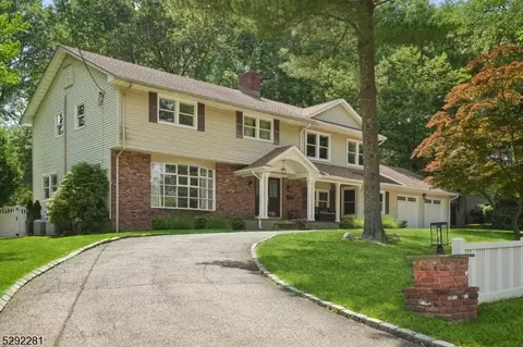 17 Bonnyview Dr, Livingston, NJ 07039
