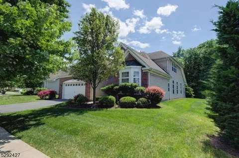 28 Spangenberg Ln, Franklin Twp, NJ 08873