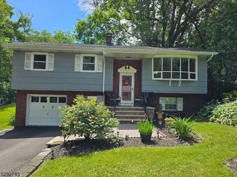 22 Woodland Trl, Hamburg, NJ 07419
