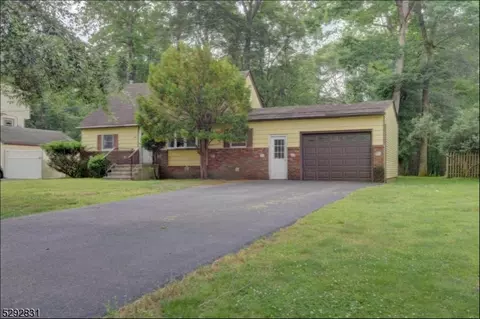29 Roosevelt St, Pequannock Twp, NJ 07440