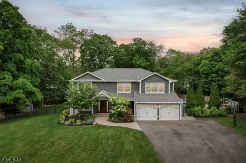 8 Hopi Ct, Oakland, NJ 07436