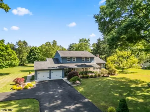 17 Woodhollow Rd, West Windsor, NJ 08550