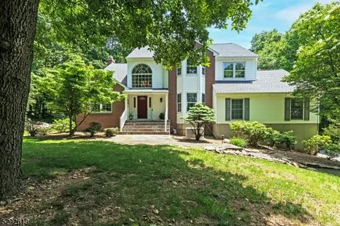 4 Indian Run Rd, Washington Twp, NJ 07853