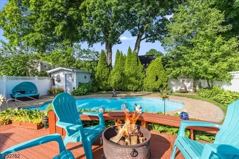 11 Florence Pl, Elmwood Park, NJ 07407