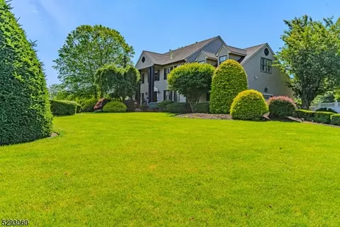 2 Navajo Ln, Freehold, NJ 07728