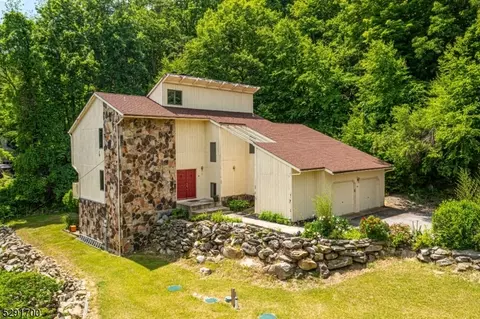 460 W Mountain Rd, Sparta, NJ 07871