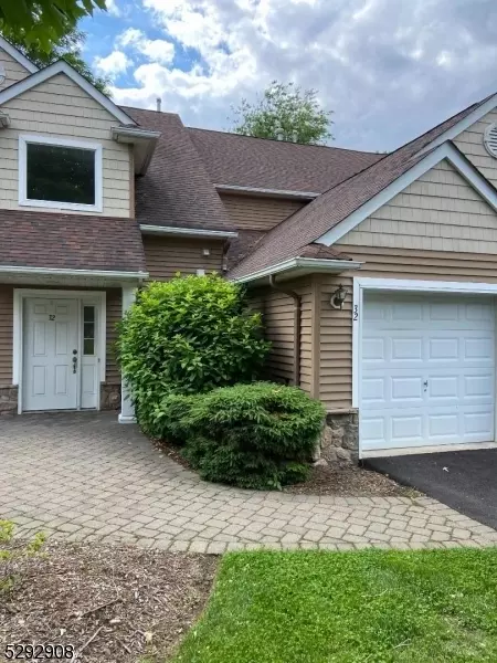 32 Bramble Ct, Hamburg, NJ 07419