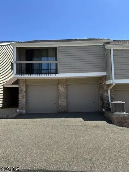 84 Overlook Dr, Clinton, NJ 08809