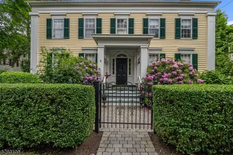 46 Center St, Clinton, NJ 08809
