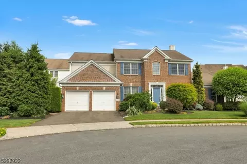 8 Commanders Ct, Totowa, NJ 07512
