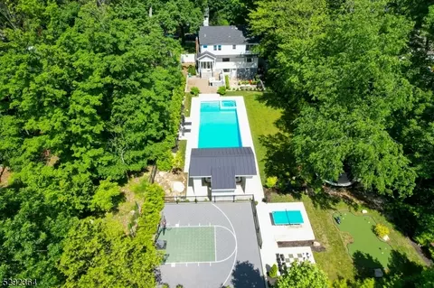 84 Monhegan Ave, Oakland, NJ 07436