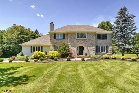9 Willow Brook Ln, Clinton Twp, NJ 08801