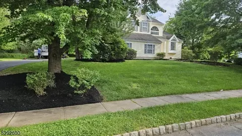 12 Montgomery Dr, Flemington, NJ 08822