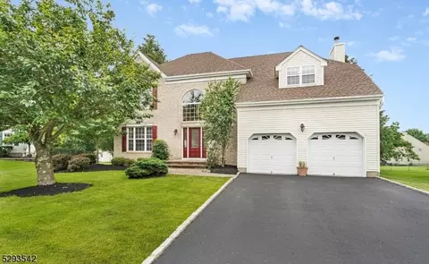 5 Robin Ct, Raritan, NJ 08869