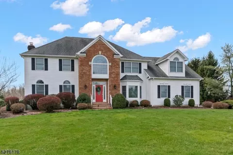 3 Spring Hunter Ct, Green Twp, NJ 07821