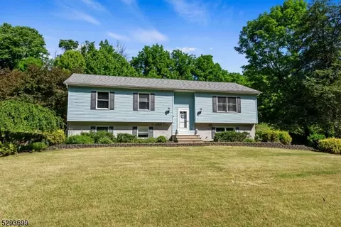 4 River View Dr, Hardwick Twp, NJ 07825