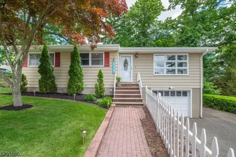 4 Sweetbriar Rd, Rockaway, NJ 07866