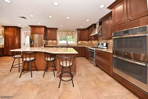 243 N Farview Ave, Paramus, NJ 07652 photo 8