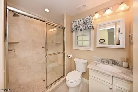243 N Farview Ave, Paramus, NJ 07652 photo 17