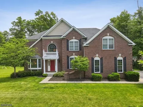 10 Tiffany Dr, Flemington, NJ 08822