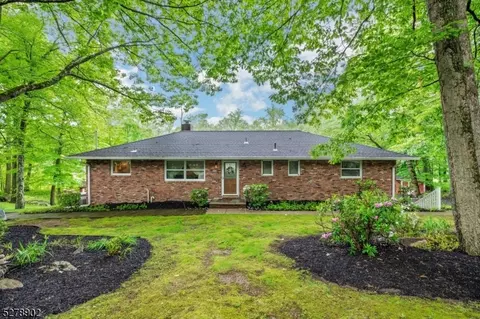 1 Poinsettia Ct, Kinnelon, NJ 07405