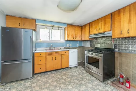 62 Decker Rd, Butler, NJ 07405