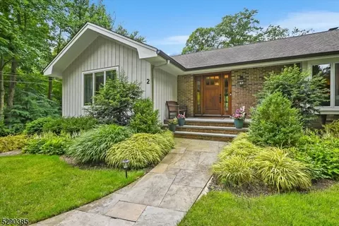 2 Albert Rd, Allendale, NJ 07401