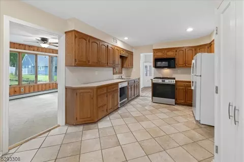63 Cedarcliffe Dr, Wayne, NJ 07470 photo 4