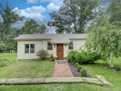 5 Dixon Ln, East Hanover, NJ 07936