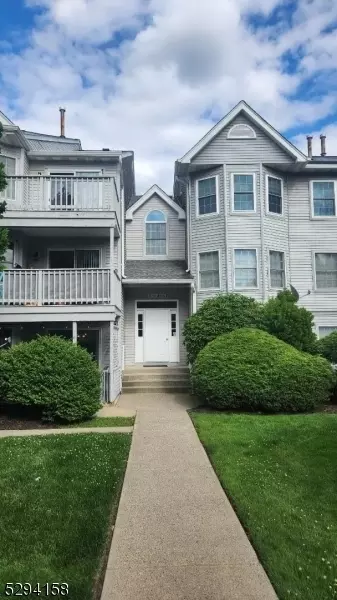37 Quartz Ln, Paterson, NJ 07501