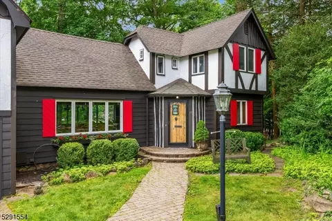 33 Oakwood Trl, Sparta, NJ 07871