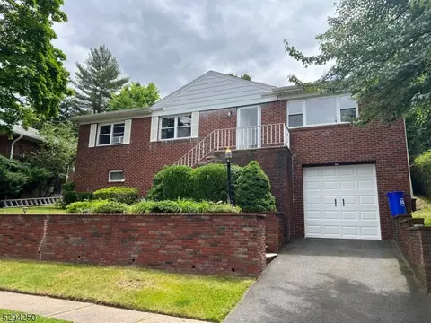 668 Oak St, Ridgefield, NJ 07657