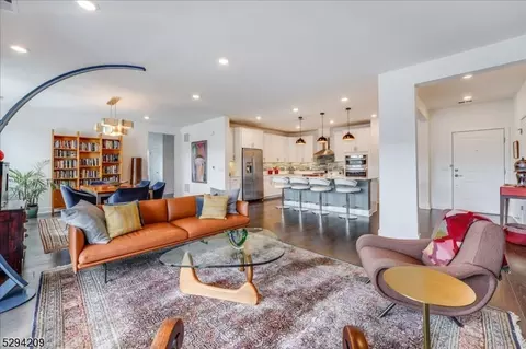 38 Whitney Ave, Morris Plains, NJ 07950